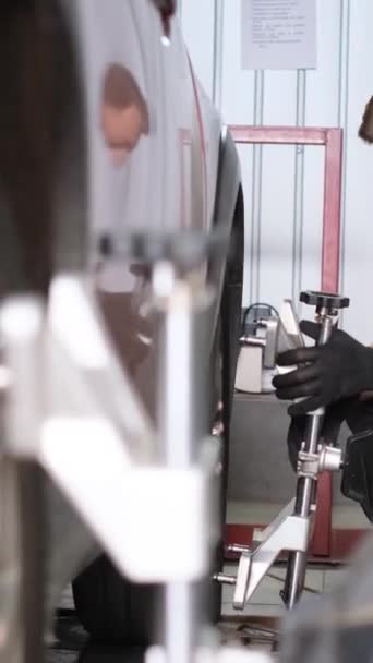汽车车轮用于维修和保养 维修中心用于三维车轮错位诊断 车库车间里的车垂直录像 — 图库视频影像