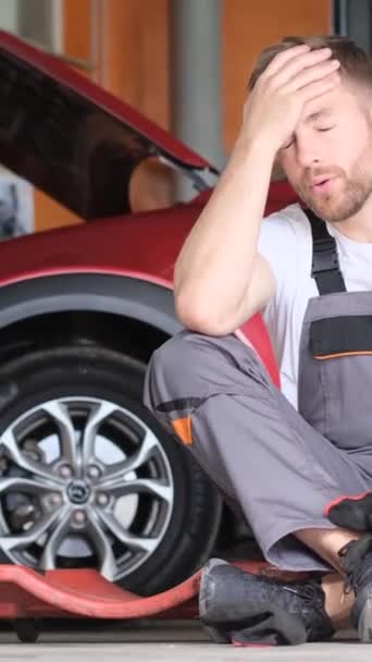 Mecânico Carro Descansa Trabalho Duro Cansado Garagem Uma Oficina Reparo — Vídeo de Stock