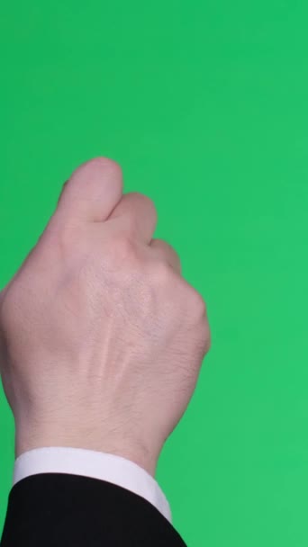 明るい緑の背景に男性の手 ドアをノックする 手がノックする 若い男の手のジェスチャー 緑の背景に人間の手 バーティカルビデオ — ストック動画