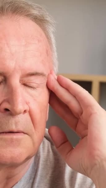 Egy Frusztrált Idős Ember Magas Vérnyomásban Szenved Túlterheltnek Fájdalmasnak Érzi — Stock videók