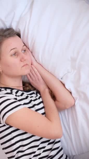 슬프고 여자는 침대에 피곤한 비디오 — 비디오