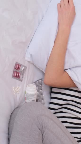 Egy Beteg Szenvedő Fekszik Ágyon Fehér Párnával Takarta Fejét Gyógyszerek — Stock videók