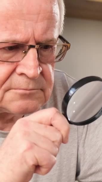 Gözleri Iyi Görmeyen Yaşlı Bir Adam Bilgisayar Başında Çalışırken Bir — Stok video