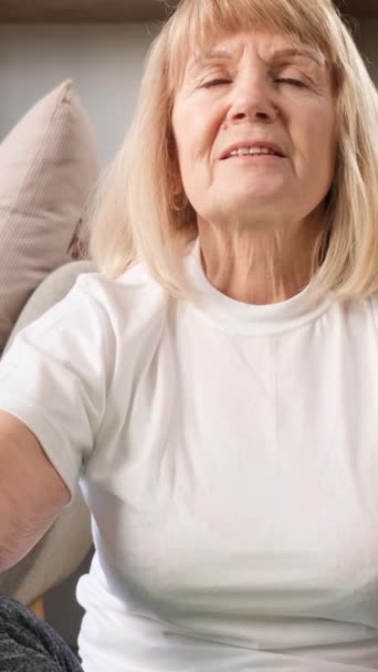 Senior Kvinna Mediterar Sittande Golvet Hemma Hon Fokuserad Och Avslappnad — Stockvideo