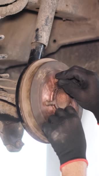 Der Mechaniker Überprüft Das Fahrgestell Auf Beschädigungen Oder Verschleiß Reparatur — Stockvideo