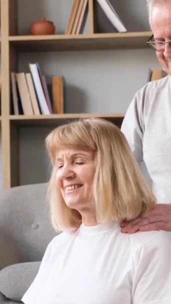Siwy Dziadek Robi Babci Masaż Karku Szczęśliwa Para Seniorów Relaksująca — Wideo stockowe