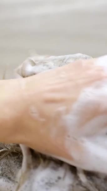 Dziewczyna Która Natychmiast Myje Długie Włosy Szamponem Stojąc Pod Prysznicem — Wideo stockowe