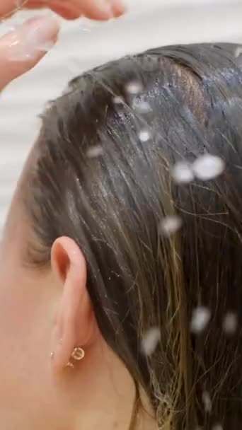 Zbliżenie Kobiety Biorącej Prysznic Łazience Dbaj Piękne Długie Włosy Pionowe — Wideo stockowe