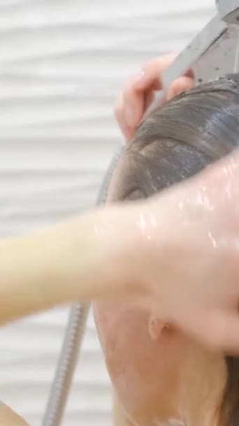 Pflege Der Langen Haare Frau Unter Der Dusche Badezimmer Aus — Stockvideo