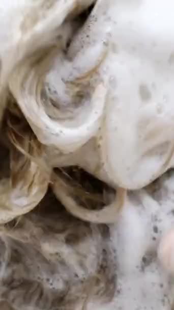 Een Jong Meisje Wast Haar Haar Met Shampoo Een Vrouw — Stockvideo