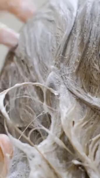 Großaufnahme Einer Blondine Die Sich Die Haare Wäscht Weißer Schaum — Stockvideo