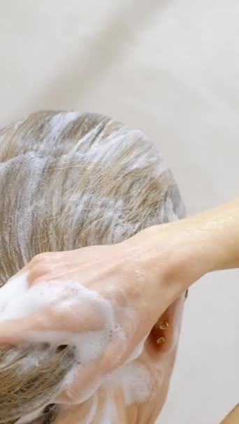 Tânără Sub Curent Cald Duș Masează Părul Capului Mâinile Spălarea — Videoclip de stoc