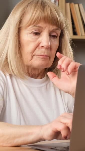 Unavená Babička Pracuje Notebooku Zatímco Sedí Pohovce Obývacím Pokoji Žena — Stock video