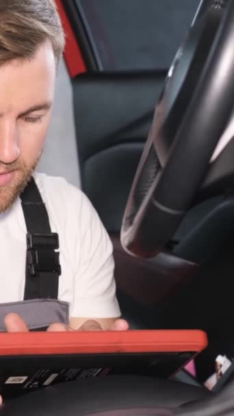 Ein Professioneller Kfz Mechaniker Untersucht Ein Auto Bei Einem Autoservice — Stockvideo