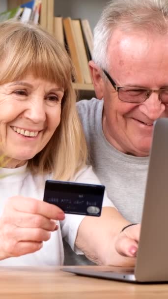 Ein Rentnerpaar Kauft Bargeldlos Ein Einkaufen Internet Vertikales Video — Stockvideo