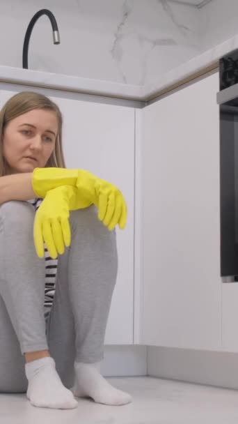Jovem Está Descansando Depois Limpar Sala Cozinha Uma Dona Casa — Vídeo de Stock