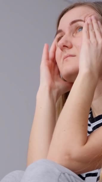 女性はストレスの状態で悩んでおり 頭痛があります 若い頃の健康問題 バーティカルビデオ — ストック動画