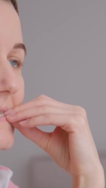 爪を噛む若い女性は緊張しています うつ病と疲労 ストレスと不安 バーティカルビデオ — ストック動画