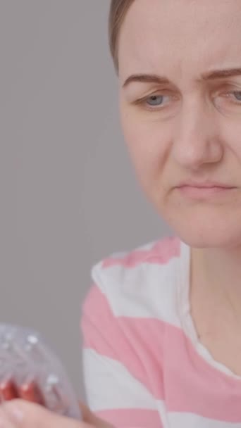 Молодая Женщина Привлекательным Лицом Имеет Психологические Проблемы Чувство Тревоги Депрессии — стоковое видео