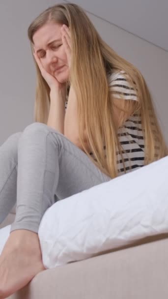 Großaufnahme Wird Eine Junge Blonde Frau Gezeigt Die Kopfschmerzen Hat — Stockvideo
