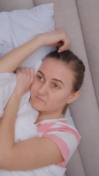 Žena Trpí Nespavostí Ustaraná Stresu Zdravotní Problémy Mladém Věku Svislé — Stock video