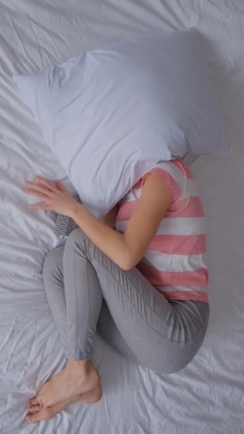 Uma Mulher Com Dores Estômago Bebe Analgésicos Deita Cama Períodos — Vídeo de Stock