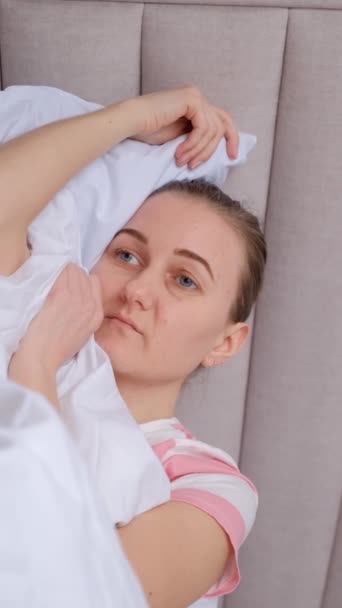 Osamělá Rozrušená Žena Nemůže Usnout Problémy Spaním Úzkostlivý Depresivní Stav — Stock video