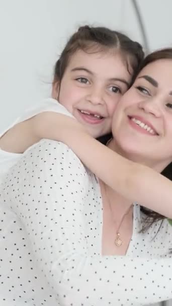Genç Anne Kız Birlikte Vakit Geçirirken Kucaklaşıp Seviniyorlar Mutlu Bir — Stok video