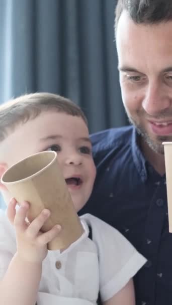 Pai Sorridente Segura Seu Filhinho Seus Braços Bebe Água Óculos — Vídeo de Stock