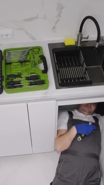 Mannelijke Loodgieter Repareert Gootsteenpijpen Keuken Bovenaanzicht Hoge Hoek Uitzicht Van — Stockvideo