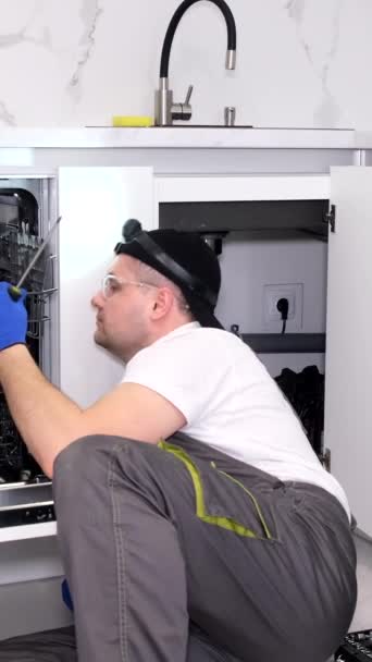 Bulaşık Makinelerinin Tamiri Efendi Eve Geldi Bulaşık Makinesini Tamir Ediyor — Stok video