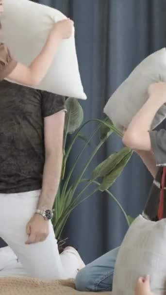 Lächelnde Familie Die Sich Mit Kissen Schlafzimmer Vergnügt Voller Lachen — Stockvideo