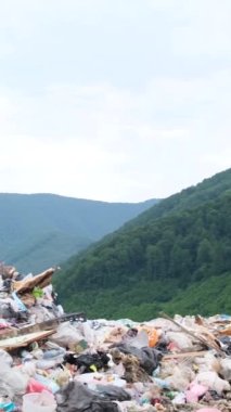 Naylon torbalar ve plastik şişelerle dolu büyük bir arazi, Mu Kang Chai, Vietnam 'da bir dağ. Çevre kirliliği. Plastik kullanımının ekolojik felaketi. Dikey video