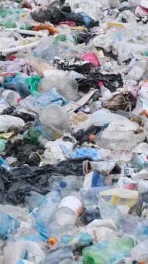 Çöp dağları, doğa için ekolojik felaket, çevre kirliliği konsepti ve çevresel felaket. Plastik atıklarla kirlenmiş okyanus plajları, çöp platformu. Dikey video