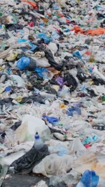 Okyanus tarafından getirilen çöp bir çöp platformudur. Çevre kirliliği kavramı. Dünyadaki plastik atıkların küresel sorunu. Dikey video