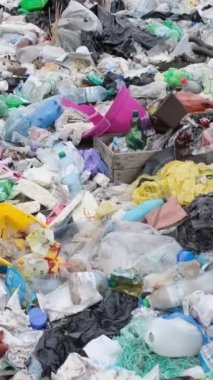 Çevre kirliliği çevresel bir sorundur. Okyanus kıyısına dökülen çöpler, kullanılmış kirli plastik şişeler Hint Okyanusu, Bali. Dikey video