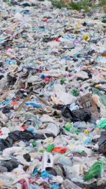 Endonezya 'da plastik atık, çevre kirliliği ve çevre felaketi. Plastik atık sorunu. Dikey video