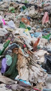 Okyanusu Avustralya 'daki Cable Beach' e getiren çöp, sahildeki bir çöp platformudur. Çevre kirliliği kavramı. Dünyadaki plastik atıkların küresel sorunu. Dikey video