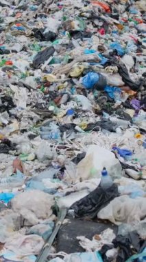 Plastik şişeler ve okyanustaki kirlilik torbaları. Çevre kirliliği sorunu. Sampal, Malezya 'daki plastik atık sorunu. Dikey video