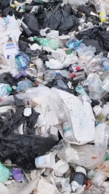 Doğa için ekolojik felaket, çevre kirliliği kavramı. Plastik atıklarla kirlenmiş okyanus plajları, çöp platformu. Dikey video