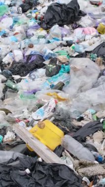 Plastik atıklar, çevre kirliliği. Plastik atıklarla kirlenmiş okyanus plajları. Dikey video