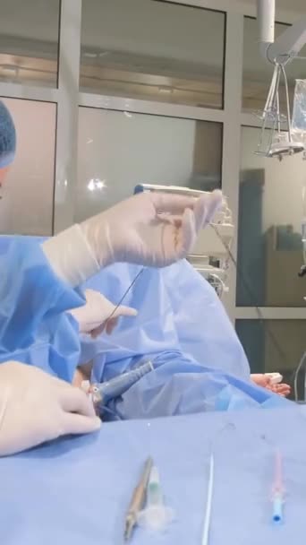一个拥有现代医疗设备的外科医生的工作 胃手术和阑尾炎的切除 垂直录像 — 图库视频影像
