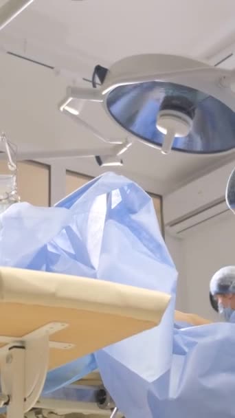 医科学生在医院里进行真正的外科手术 培训成为一名医生 垂直录像 — 图库视频影像