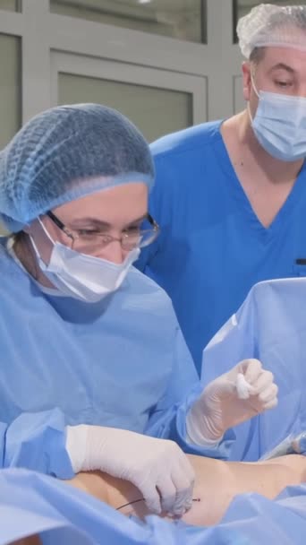 外科医生用一种现代的 创新的激光消融方法对有静脉曲张的腿进行手术 现代外科诊所 垂直录像 — 图库视频影像