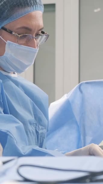 Een Fleboloog Chirurg Assistent Voert Een Operatie Aan Benen Met — Stockvideo