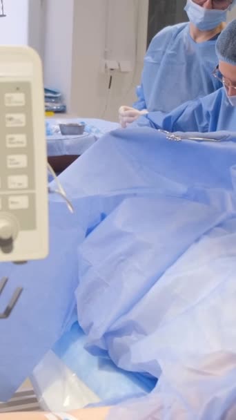 外科医生为一位患静脉曲张的老年妇女的腿做手术 外科医生的工作过程 垂直录像 — 图库视频影像