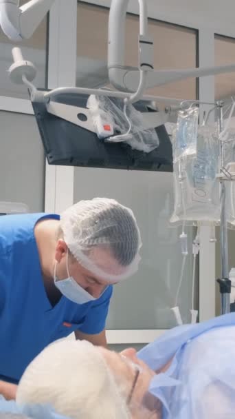 静脉曲张的治疗过程 病人接受局部麻醉 然后进行医疗干预 垂直录像 — 图库视频影像