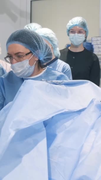 医師と医学生が医学大学で教育活動を行っています 外科医になるためのトレーニング バーティカルビデオ — ストック動画