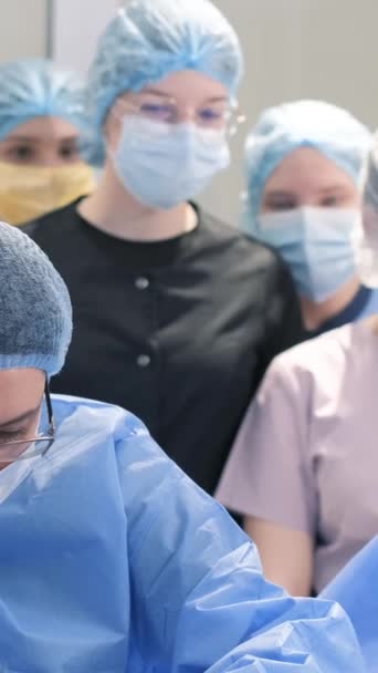 医科大学的学生参观了一个外科手术 观察和练习 外科医生的工作 垂直录像 — 图库视频影像
