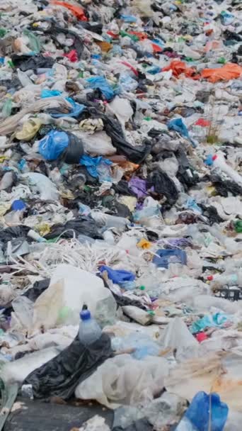 海洋带来的垃圾是一个垃圾平台 环境污染的概念 世界上塑料废物的全球问题 垂直录像 — 图库视频影像